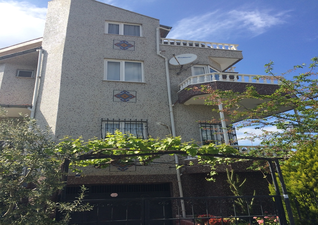 Güzelyalı En Merkezi Yerde Köşe Villa 