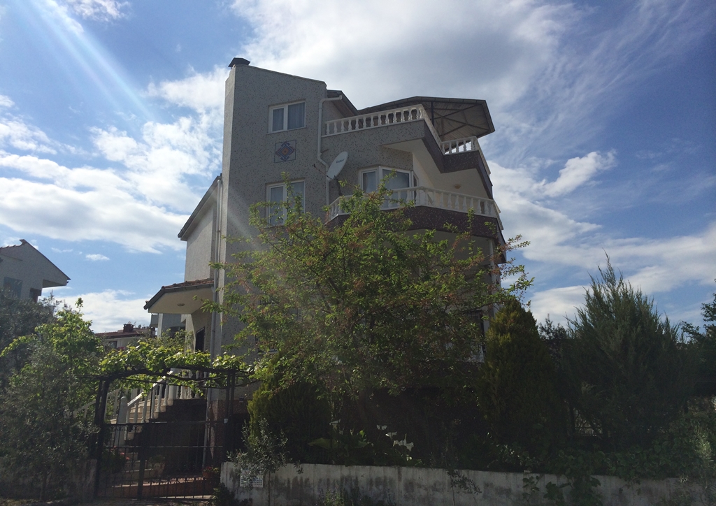 Güzelyalı En Merkezi Yerde Köşe Villa 