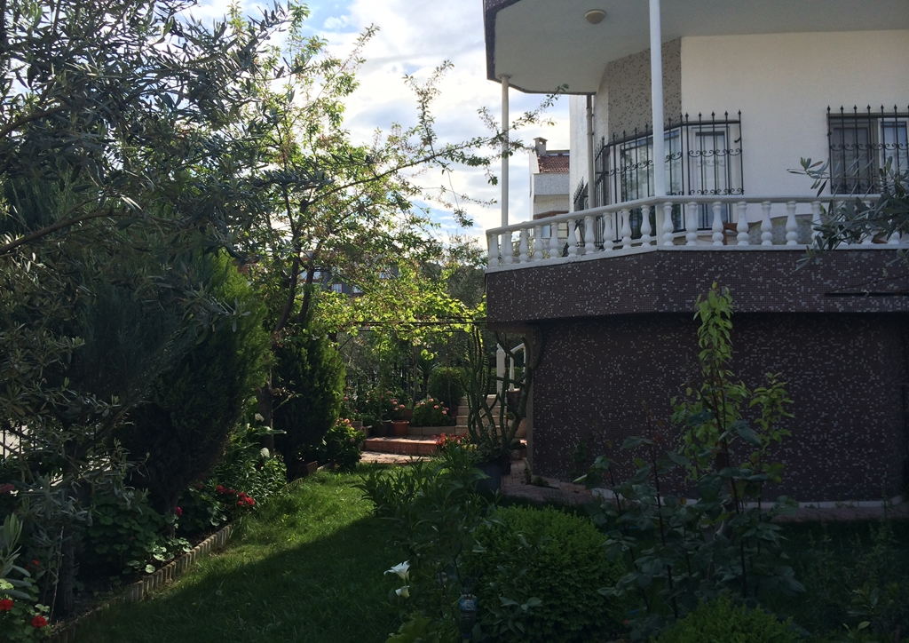 Güzelyalı En Merkezi Yerde Köşe Villa 