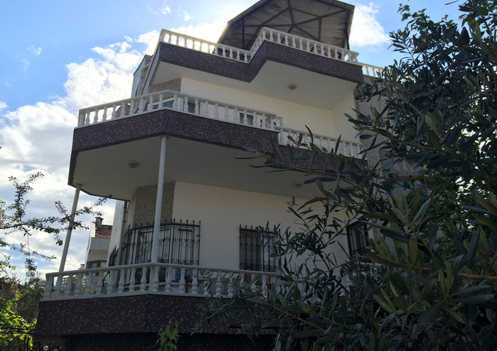 Güzelyalı En Merkezi Yerde Köşe Villa 